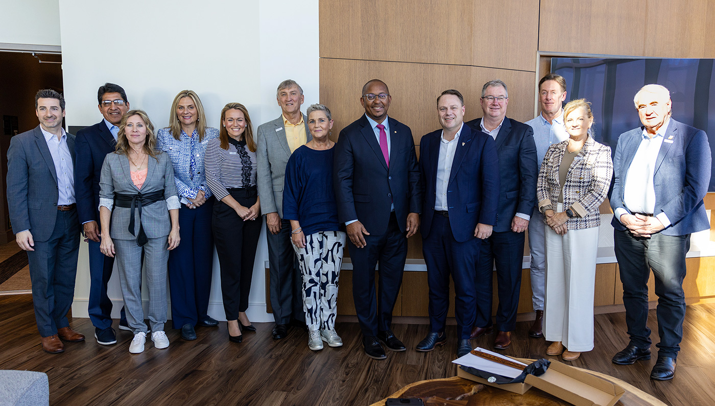 Southeast Queensland Council of Mayors pose with representatives of Long Beach California